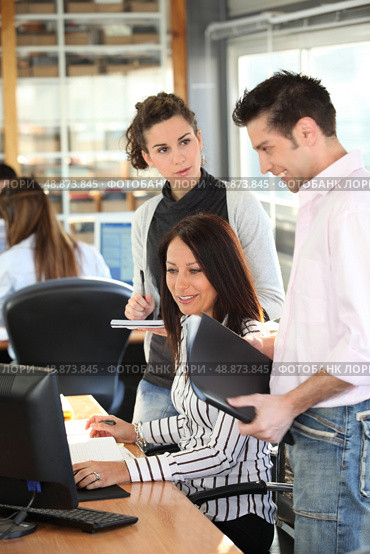 Sales team in office. Стоковое фото, агентство Ingram Publishing / Фотобанк Лори