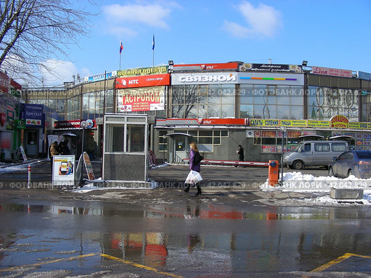 Салон связи "Связной". Гастроном. ТЦ "Альбатрос". Измайловское шоссе, 69б. Район Измайлово. Москва (2012 год). Редакционное фото, фотограф lana1501 / Фотобанк Лори
