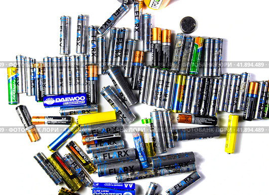 Salt and alkaline batteries, a source of energy for portable technology. AAA and AA batteries (2019 год). Редакционное фото, фотограф Леонид Еремейчук / Фотобанк Лори