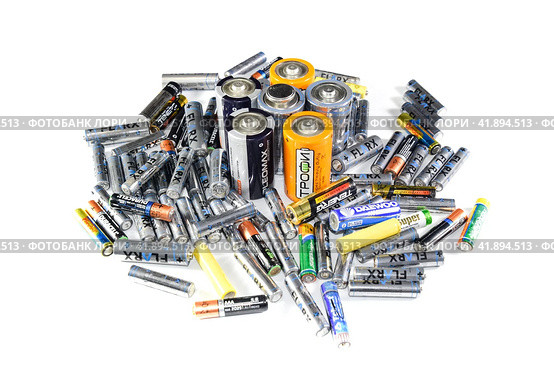 Salt and alkaline batteries, a source of energy for portable technology. AAA and AA batteries (2019 год). Редакционное фото, фотограф Леонид Еремейчук / Фотобанк Лори