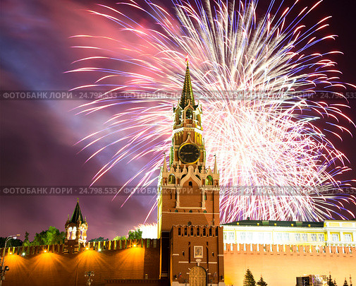 Салют над московским Кремлем (2015 год). Стоковое фото, фотограф Владимир Журавлев / Фотобанк Лори