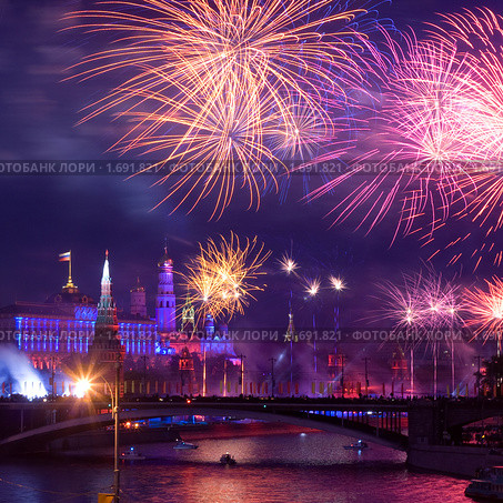 Салют в честь Дня Победы 9 Мая в Москве (2010 год). Стоковое фото, фотограф Донцов Евгений Викторович / Фотобанк Лори