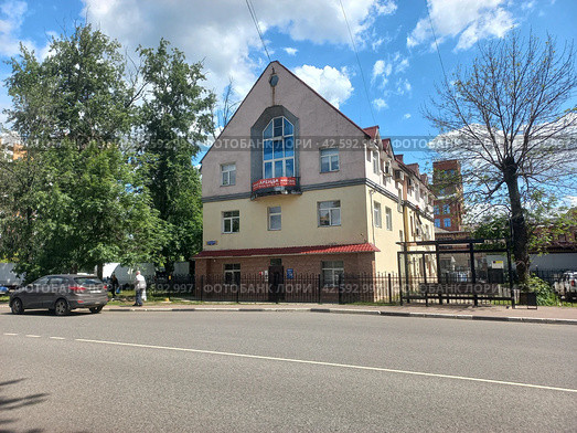 Самое старое сохранившееся строение Реутова. Построено около 1790 года. Ашхабадская улица, 16/1.Город Реутов. Балашихинский район. Московская область (2023 год). Редакционное фото, фотограф lana1501 / Фотобанк Лори