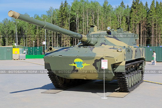 Самоходная противотанковая десантная пушка 2С25 "Спрут-СД" на Международном военно-техническом форуме "Армия-2015". Кубинка, военно-патриотический парк "Патриот" Редакционное фото, фотограф Игорь Долгов / Фотобанк Лори