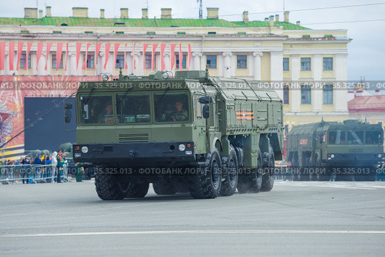 Самоходная пусковая установка оперативно-тактического ракетного комплекса "Искандер-М" крупным планом. Фрагмент военного парада в честь Дня Победы. Санкт-Петербург (2020 год). Редакционное фото, фотограф Виктор Карасев / Фотобанк Лори