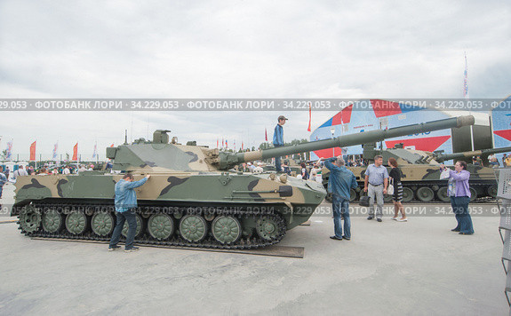 Самоходная российская противотанковая десантная пушка 2С25М "Спрут-СДМ1" стоит в экспозиции на Международном военно-техническом форуме "Армия-2015", Кубинка, Московская область, вид сбоку. Редакционное фото, фотограф Малышев Андрей / Фотобанк Лори