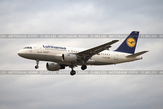 Самолет Airbus А319-100 (D-AILE) компании Люфтганза  летит на фоне сумрачного неба (2015 год). Редакционное фото, фотограф Виктор Карасев / Фотобанк Лори