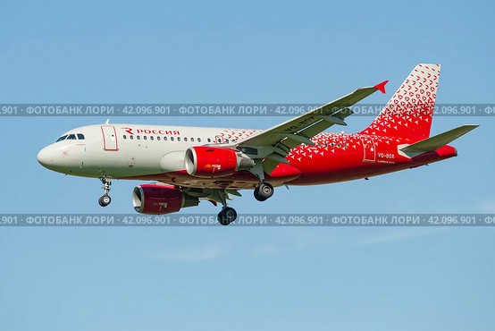 Самолет Airbus A319-100 «Ижевск» (VQ-BOX) авиакомпании Россия (Российские авиалинии) на глиссаде солнечным днем. Вид сбоку (2020 год). Редакционное фото, фотограф Виктор Карасев / Фотобанк Лори
