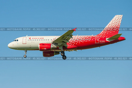 Самолет Airbus A319-100 «Ижевск» (VQ-BOX) авиакомпании Россия  на глиссаде в голубом безоблачном небе (2020 год). Редакционное фото, фотограф Виктор Карасев / Фотобанк Лори