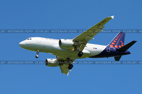 Самолет Airbus A319-111 (OO-SSU) авиакомпании Brussels Airlines в голубом небе (2015 год). Редакционное фото, фотограф Виктор Карасев / Фотобанк Лори