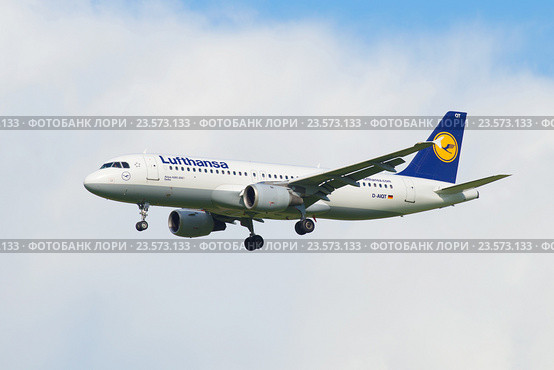 Самолет Airbus A320-214 (D-AIQT) авиакомпании "Люфтганза" в облачном  небе перед посадкой в аэропорту Пулково (2016 год). Редакционное фото, фотограф Виктор Карасев / Фотобанк Лори