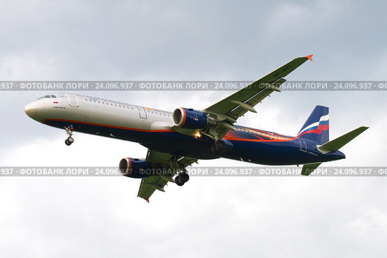 Самолет  Airbus A321 "Е. Вахтангов" (VP-BTL) компании Аэрофлот в пасмурном небе (2016 год). Редакционное фото, фотограф Виктор Карасев / Фотобанк Лори