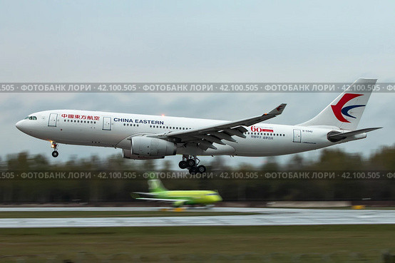 Самолет Airbus A330 авикомпании China Eastern Airlines заходит на посадку в аэропорту Пулково (2019 год). Редакционное фото, фотограф Сергей Крамарев / Фотобанк Лори