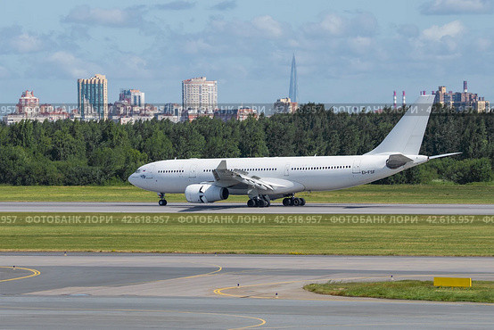 Самолет Airbus A330 (EI-FSF) авиакомпании I-Fly на рулежной дорожке аэропорта Пулково летним днем. Санкт-Петербург (2018 год). Редакционное фото, фотограф Виктор Карасев / Фотобанк Лори