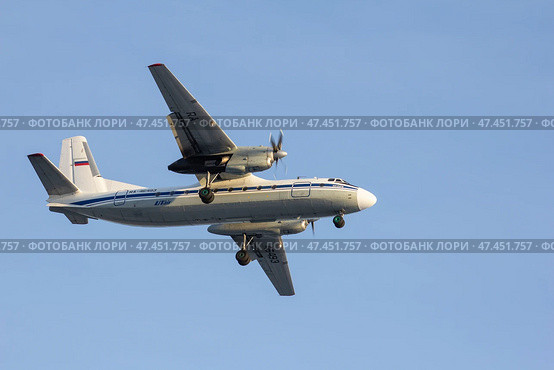 Самолет Ан-24РВ RA-46493 заходит на посадку в аэропорту Ханты-Мансийска. Редакционное фото, фотограф Илья Юрукин / Фотобанк Лори