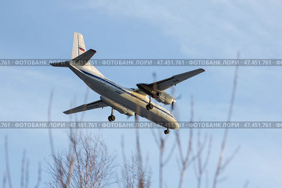 Самолет Ан-24РВ RA-46493 заходит на посадку в аэропорту Ханты-Мансийска. Редакционное фото, фотограф Илья Юрукин / Фотобанк Лори