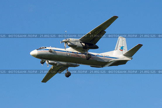 Самолет АН-26-100 "Маршал Новиков" (RA-27210) заходит на посадку в аэропорту Пулково (2015 год). Редакционное фото, фотограф Виктор Карасев / Фотобанк Лори