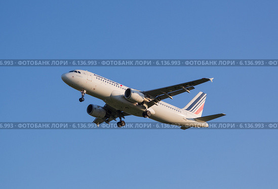 Самолет авиакомпании Air France заходит на посадку в аэропорту Шереметьево (2014 год). Редакционное фото, фотограф Александр Фрейдин / Фотобанк Лори