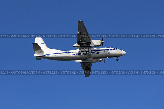 Самолет авиакомпании "Авиалинии Мордовии" Антонов Ан-24РВ заходит на посадку (бортовой номер RA-08824) (2014 год). Редакционное фото, фотограф Алексей Гусев / Фотобанк Лори