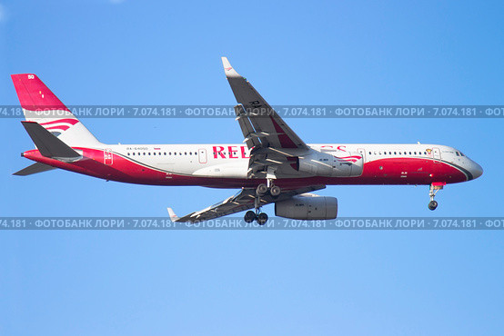 Самолет авиакомпании Red Wings  идет на посадку. Редакционное фото, фотограф Юлия Ладанова / Фотобанк Лори