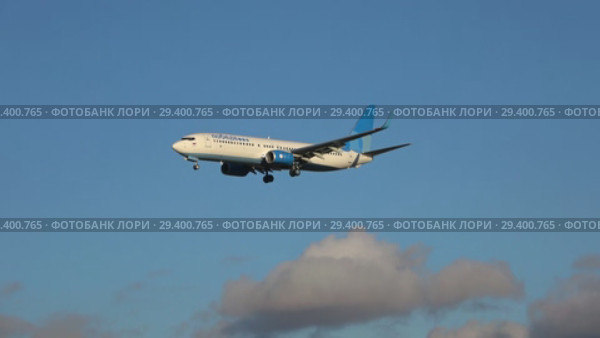 Самолет Boeing 737-800 (VP-BQB) авиакомпании "Победа" на глиссаде солнечным днем (2018 год). Редакционное видео, видеограф Виктор Карасев / Фотобанк Лори