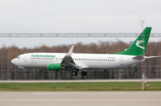 Самолет Boeing 737-82K авиакомпании "Туркменские авиалинии" садится на взлетную полосу аэропорта Домодедово города Москвы (2012 год). Редакционное фото, фотограф Николай Винокуров / Фотобанк Лори