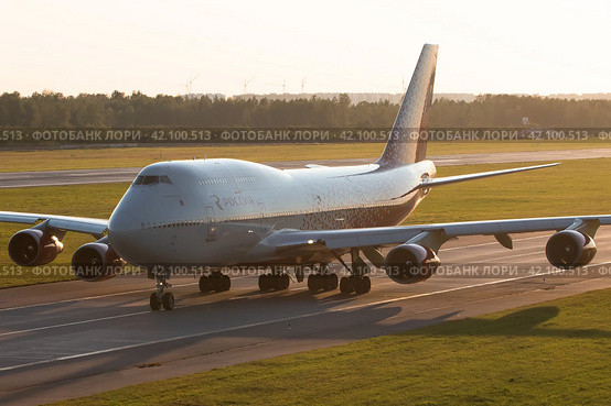 Самолет Boeing 747 авиакомпании "Россия" (Rossiya Airlines) на рулежной дорожке аэропорта Пулково (2016 год). Редакционное фото, фотограф Сергей Крамарев / Фотобанк Лори
