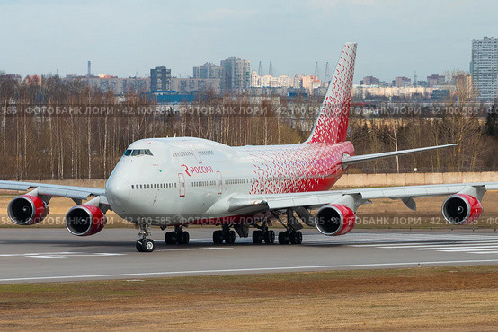 Самолет Boeing 747 авиакомпании "Россия" (Rossiya Airlines) на рулежной дорожке аэропорта Пулково (2016 год). Редакционное фото, фотограф Сергей Крамарев / Фотобанк Лори