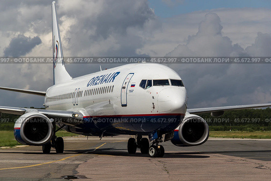 Самолет Boeing авиакомпании Orenair на рулежке (2013 год). Редакционное фото, фотограф Довбыш Владислав Викторович / Фотобанк Лори