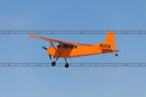 Самолет  Cessna-185 skywagon ("Сессна") в полете (2015 год). Редакционное фото, фотограф Владимир Мельников / Фотобанк Лори