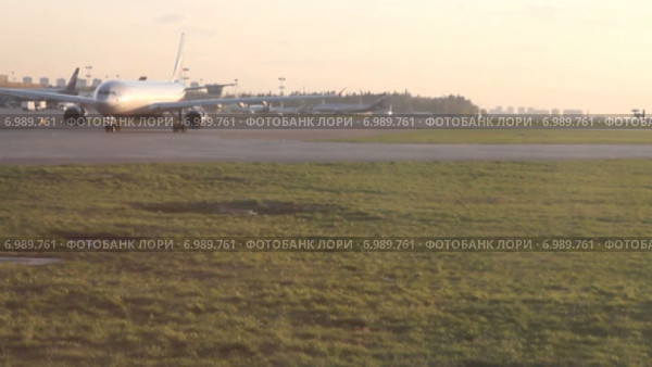 Самолет двигается по полосе. Стоковое видео, видеограф Вадим Хомяков / Фотобанк Лори