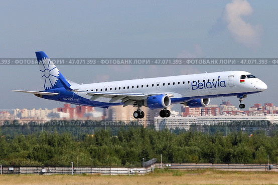 Самолёт Embraer E-190 авиакомпании Belavia (2024 год). Редакционное фото, фотограф Александр Тарасенков / Фотобанк Лори