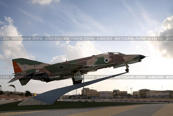Самолет "Фантом" (McDonnell Douglas F-4 Phantom II) напротив колледжа Военно-Воздушных Сил в Беэр Шеве (2013 год). Редакционное фото, фотограф Irina Opachevsky / Фотобанк Лори