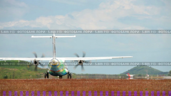 Самолет готов к взлету из аэропорта острова Пхукет. Таиланд. Стоковое видео, видеограф Виталий Зверев / Фотобанк Лори