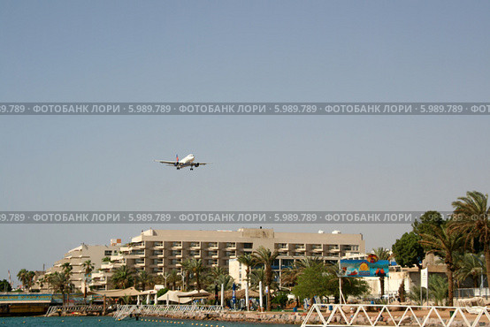 Самолет компании ISRAIR заходит на посадку (Israir Airlines, 4X-ABF Airbus A320-232). Город Эйлат, Израиль (2014 год). Редакционное фото, фотограф Щеголева Ольга / Фотобанк Лори