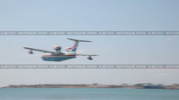 Самолет приземляется на воду. Стоковое видео, видеограф Кирилл Трифонов / Фотобанк Лори