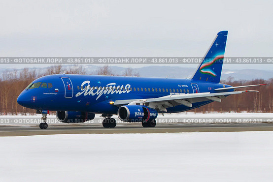 Самолет Сухой SuperJet 100-95LR "Василий Манчаары" авиакомпании Якутия совершает посадку в аэропорту Южно-Сахалинска (2020 год). Редакционное фото, фотограф Сергей Крамарев / Фотобанк Лори