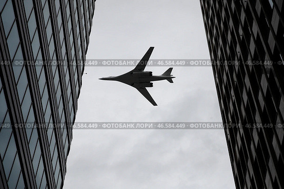 Самолет Ту-160 во время показательного полета над городом. Стоковое фото, фотограф Артем Геодакян / ТАСС / Фотобанк Лори