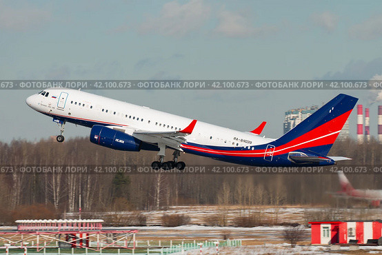 Самолет Ту-204-300 авиакомпании ТАРП Авиэйшн взлетает из аэропорта Пулково (2023 год). Редакционное фото, фотограф Сергей Крамарев / Фотобанк Лори