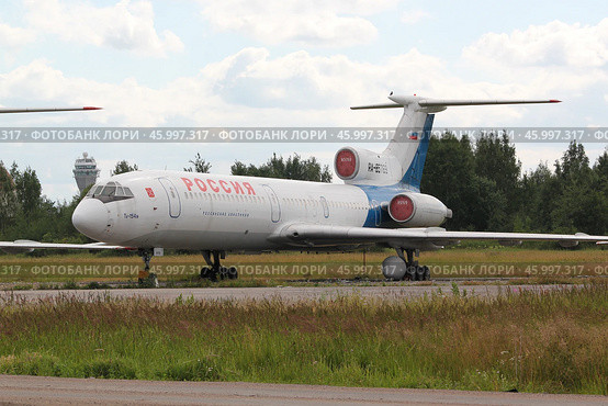 Самолет Туполев Ту-154М ныне несуществующей авиакомпании ГТК Россия стоит на хранении в аэропорту Пулково (2012 год). Редакционное фото, фотограф Сергей Крамарев / Фотобанк Лори