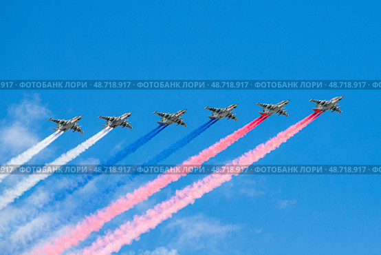 Самолёты в небе над Москвой с дымным следом в цветах российского флага. Редакционное фото, фотограф Литвяк Игорь / Фотобанк Лори