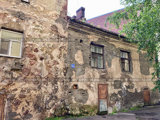 Самый старый каменный жилой дом, улица Крепостная, 13А в Выборге. Выборг. Ленинградская область. Редакционное фото, фотограф Ирина Курносова / Фотобанк Лори
