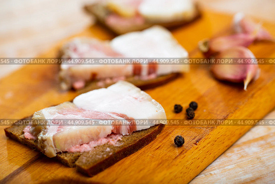 Sandwiches made of lard with horseradish on bread. Стоковое фото, фотограф Яков Филимонов / Фотобанк Лори