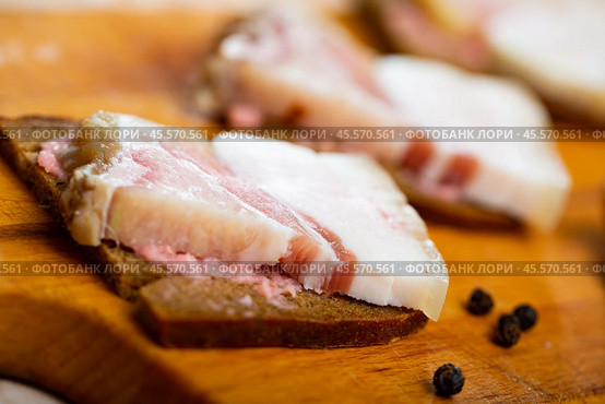 Sandwiches made of lard with horseradish on bread. Стоковое фото, фотограф Яков Филимонов / Фотобанк Лори