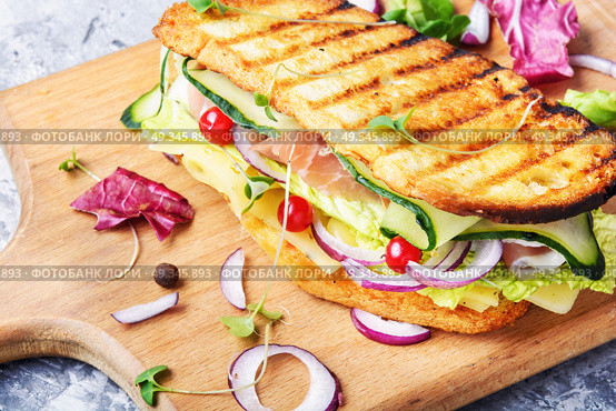 Sandwiches on cutting board. Sandwiches with beef, fresh vegetables and herbs on the cutting board. Стоковое фото, агентство Ingram Publishing / Фотобанк Лори