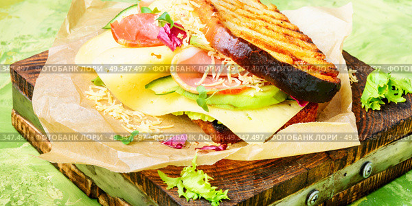 Sandwiches on cutting board. Sandwiches with beef, fresh vegetables and herbs on the cutting board. Стоковое фото, агентство Ingram Publishing / Фотобанк Лори