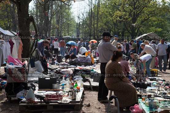 Санкт-Петербург. Блошиный рынок на Удельной (2013 год). Редакционное фото, фотограф Литвяк Игорь / Фотобанк Лори