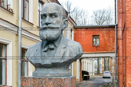 Санкт-Петербург. Институт экспериментальной медицины. Бюст академика лауреата Нобелевской премии И.П. Павлова. Редакционное фото, фотограф Александр Алексеев / Фотобанк Лори