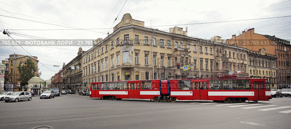 Санкт-Петербург, красный трамвай на улице Марата, выезжающий с Кузнечного переулка (2016 год). Редакционное фото, фотограф Дмитрий Неумоин / Фотобанк Лори