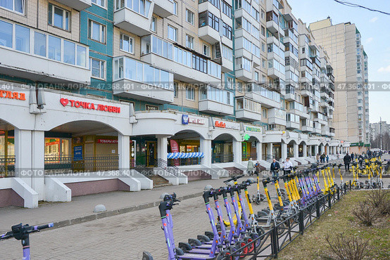 Санкт-Петербург. На Комендантском проспекте около Комендантской площади. Редакционное фото, фотограф Александр Алексеев / Фотобанк Лори